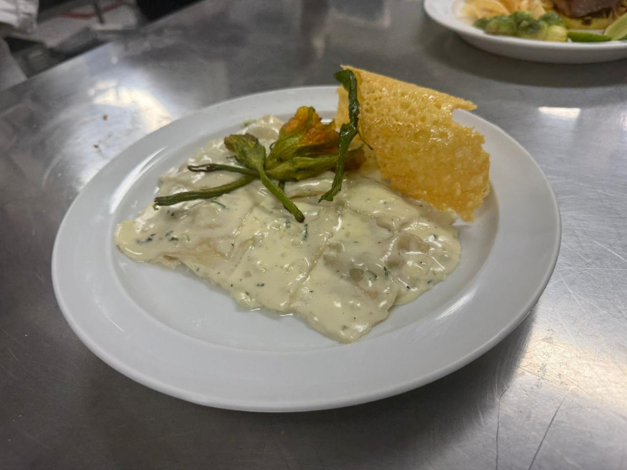 Ravioli con flor de calabaza